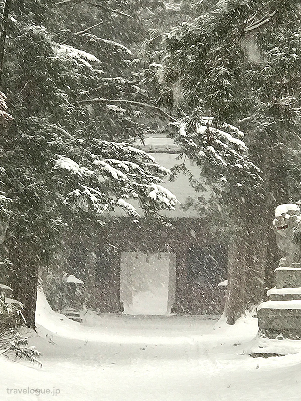 雪の随神門